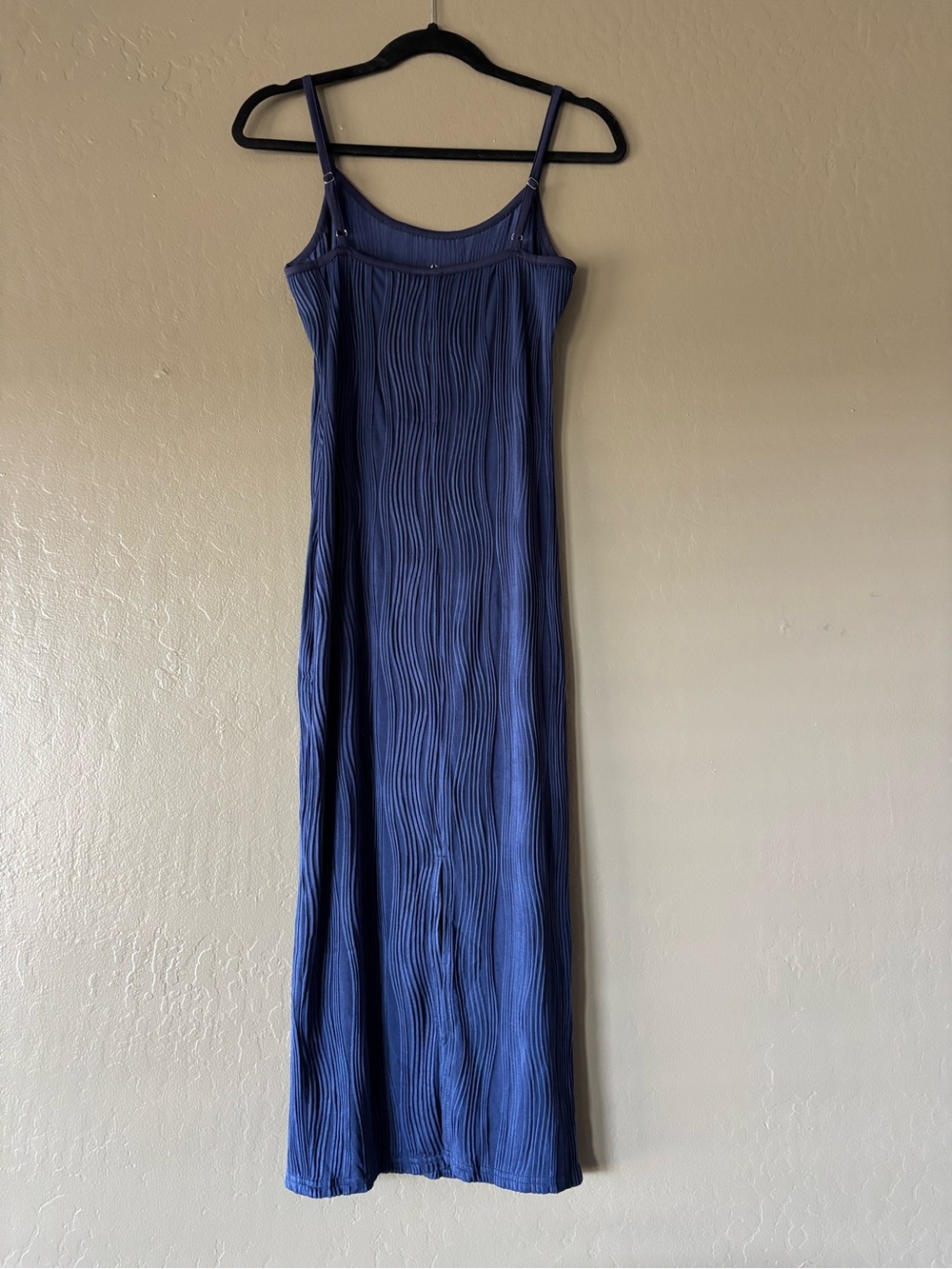 Elegant Navy Midi Bodycon Dress with Textured Wave Detail - Picture 8 of 9
